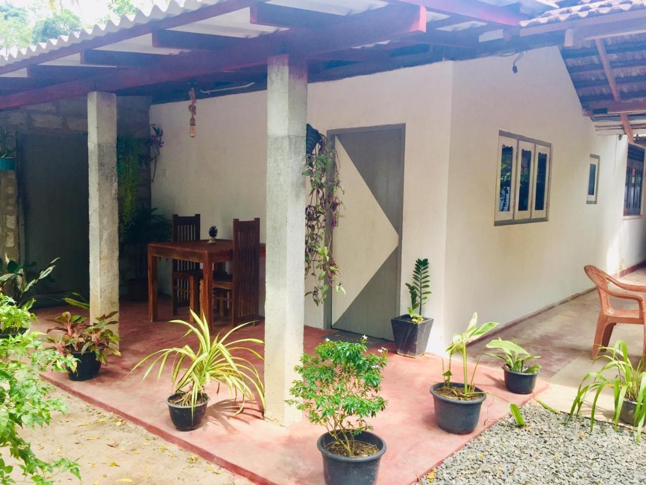 Ostello Surf Resort Ahangama Bagian luar foto